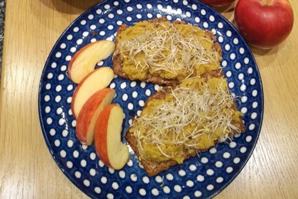 Apfel-Curry-Humus mit Sprossen