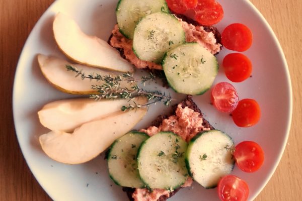 Frühstück mit Tomatencreme