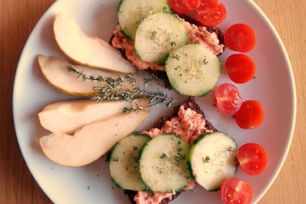 Frühstück mit Tomatencreme