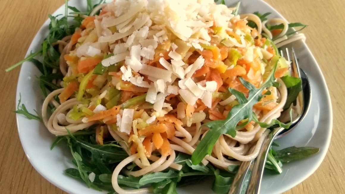 Vollkornspaghetti mit Gemüse auf Rucola
