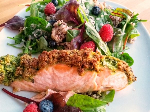 Lachs überbacken aus dem Ofen mit Bärlauch-Mandel-Kruste auf dem Salatbett