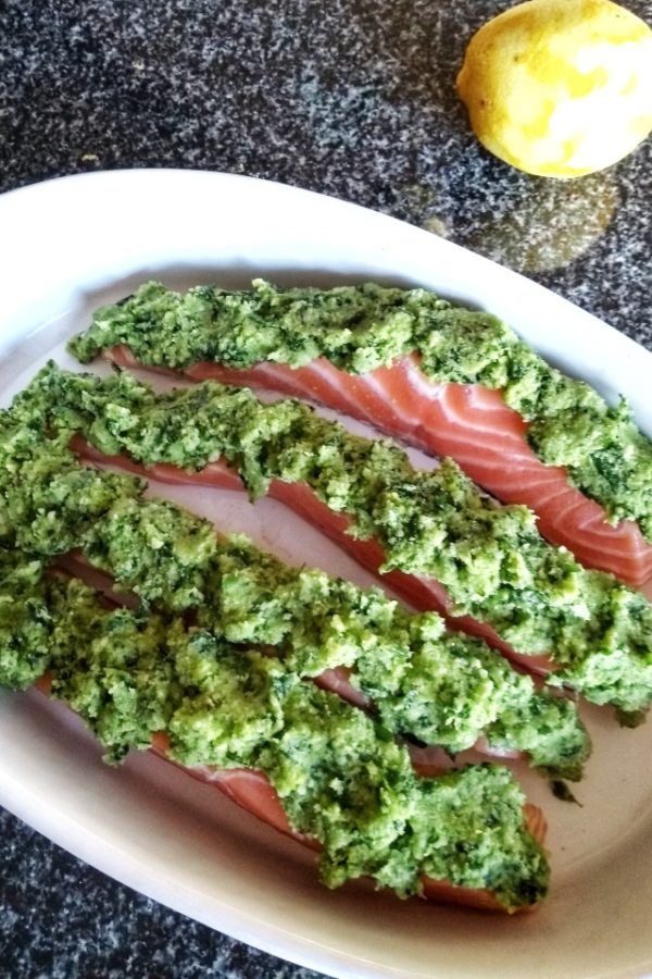 lachs-mit-baerlauch-mandel-kruste-vor-dem-backen